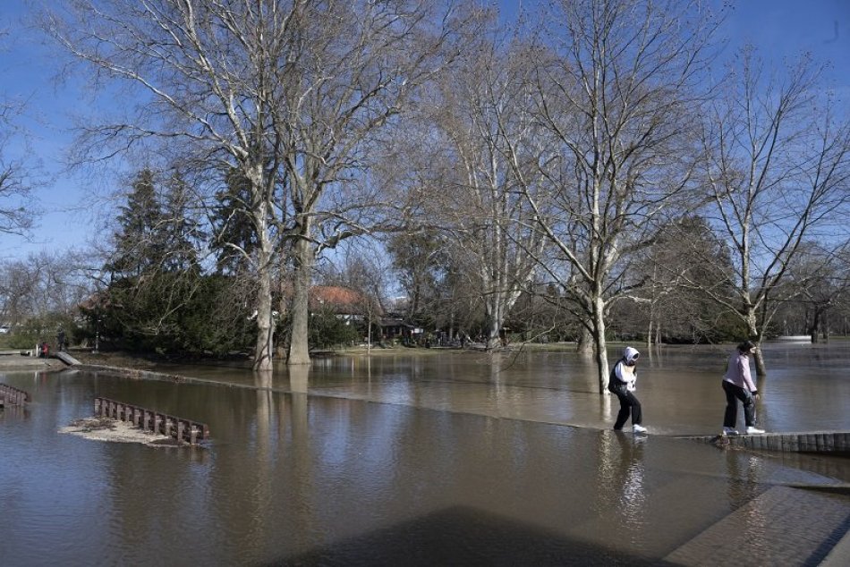 Ilustračný obrázok k článku ZATOPENÝ Sad Janka Kráľa: Poškodený vodovod, ktorý vytvoril v parku JAZERO, opravili