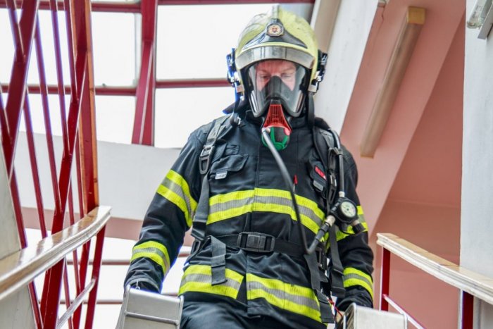 Ilustračný obrázok k článku Z bytu na trnavskom sídlisku sa šíril DYM: Hasiči museli vyraziť dvere!