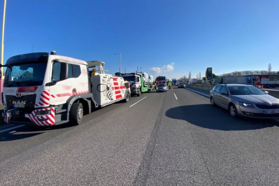 Ilustračný obrázok k článku Nehoda skomplikovala dopravu na diaľnici D1: Zrazili sa tam TRI kamióny!