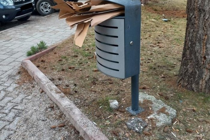 Ilustračný obrázok k článku Vo Svite majú preplnené koše a mesto upozorňuje: NEVHADZUJTE tam kartóny, upchávajú ich!