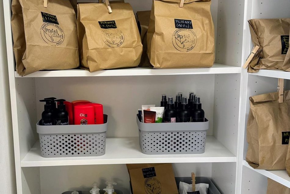 Ilustračný obrázok k článku Skvelý nápad v ťažkej dobe: Na TOMTO mieste je ZADARMO špeciálna špajza pomoci, FOTO