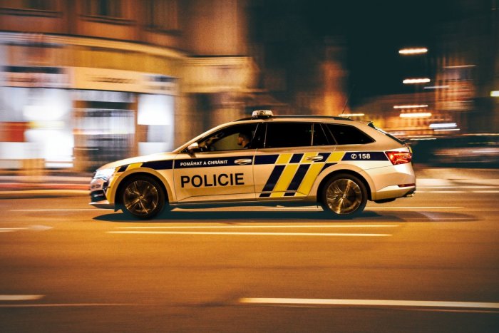 Ilustračný obrázok k článku DRÁMA na letisku: Muž autom demoloval hangáre, policajti ho ZASTRELILI