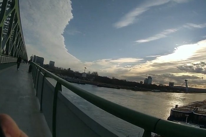 Ilustračný obrázok k článku DRÁMA na bratislavskom moste: Do Dunaja SKOČILA mladá žena