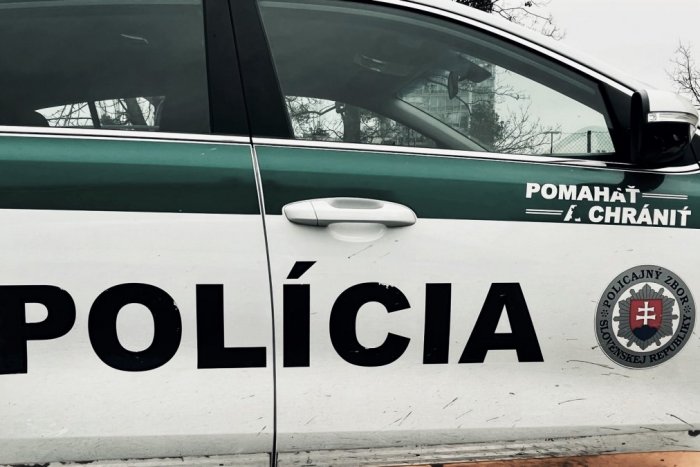 Ilustračný obrázok k článku HOROROVÝ objav: Policajti našli neďaleko Bratislavy auto s mŕtvolou a zbraň!
