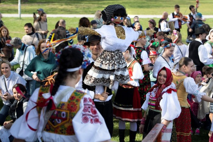 Ilustračný obrázok k článku Viete čo je šúľková nedeľa? Pri Poprade majú okrem vynášania Moreny aj zábavnú súťaž