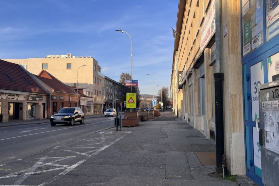 Ilustračný obrázok k článku Na Mostnej ulici začína REKONŠTRUKCIA: Pribudne nová dlažba aj zeleň