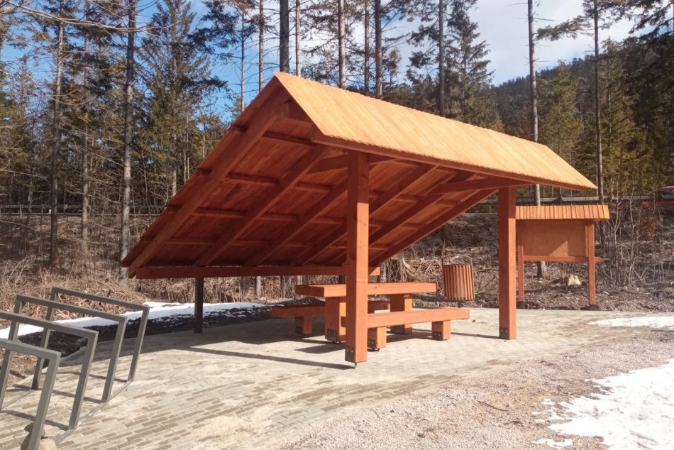 Ilustračný obrázok k článku Pod Tatrami majú vyše 20 kilometrov cyklochodníkov: Vznikli aj štýlové prístrešky, FOTO