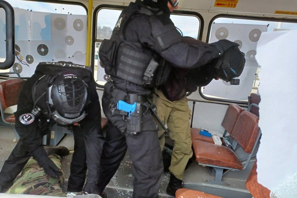 Ilustračný obrázok k článku Rukojemnícka DRÁMA v bystrickom trolejbuse: Pri CVIČENÍ zasahovali kukláči i vyjednávači, FOTO