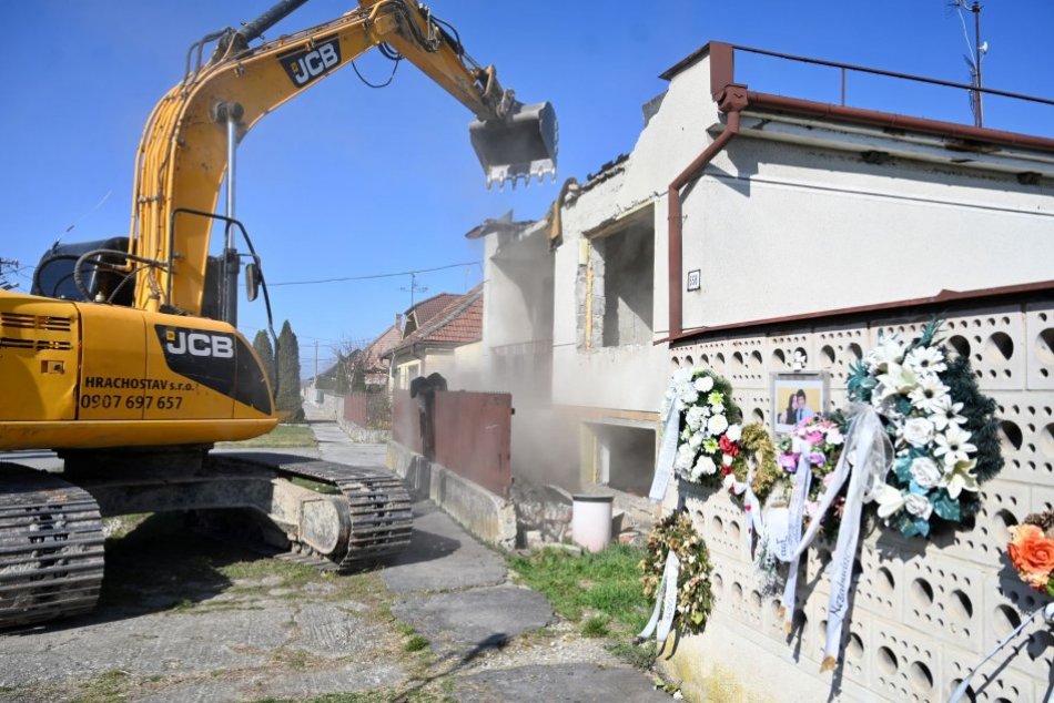 Ilustračný obrázok k článku Dom, kde chladnokrvne zavraždili novinára a jeho snúbenicu, ZROVNALI so zemou, FOTO