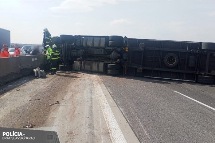 Ilustračný obrázok k článku Hrozne vyzerajúca NEHODA na D1: Prevrátený kamión BLOKOVAL diaľnicu