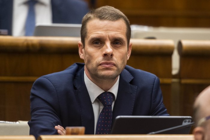 Ilustračný obrázok k článku SVET O SLOVENSKU: Spravili sme si HANBU pred Európou: Hlasovanie za Klusa bol PREPADÁK!