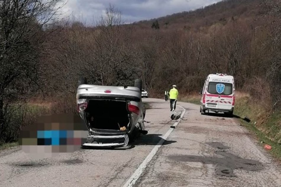 Ilustračný obrázok k článku Tragická nehoda: Auto skončilo na streche, o život prišla mladučká spolujazdkyňa