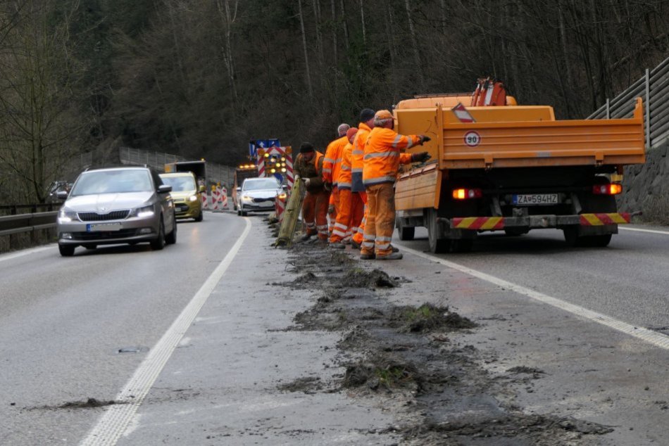 Ilustračný obrázok k článku POZOR na cestárov pod Strečnom: Odstraňujú TRETÍ pruh, môžete sa zdržať, FOTO