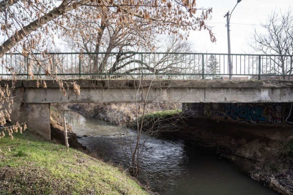 Ilustračný obrázok k článku Kraj štartuje ďalšiu rekonštrukciu: Starý most ZBÚRAJÚ, postavia nový