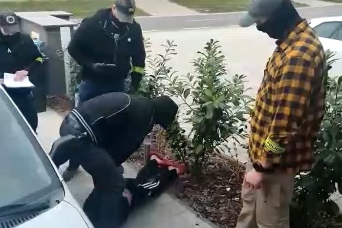 Ilustračný obrázok k článku Obvinili ďalších fanúšikov Spartaka: Polícia si pre nich prišla až DOMOV!