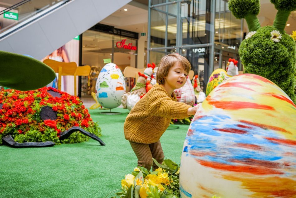 Ilustračný obrázok k článku Lúka plná farebných výtvorov opäť rozprúdi Banskú Bystricu