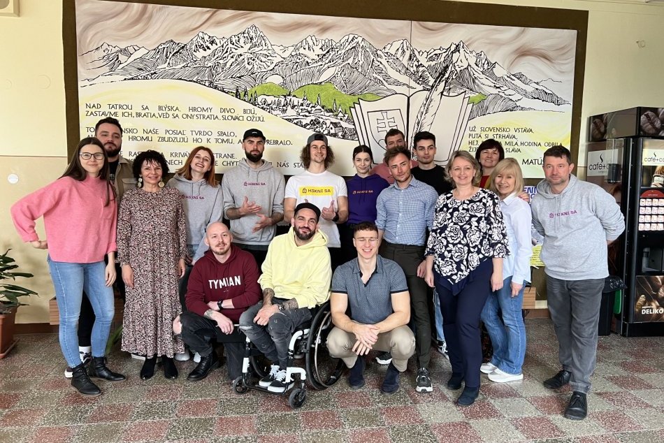 Ilustračný obrázok k článku Influenceri v Poprade študentov motivovali k životu bez fajčenia. Vyskúšali si aj jazdu na vozíku