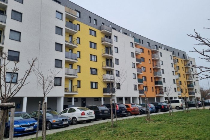 Ilustračný obrázok k článku Silný vietor narobil problémy aj v Šali: POŠKODIL bytovku a strechu na krízovom centre