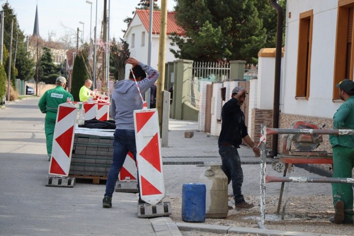 Ilustračný obrázok k článku Práce sa nezastavili ani na jar: V Nových Zámkoch pokračuje obnova komunikácií