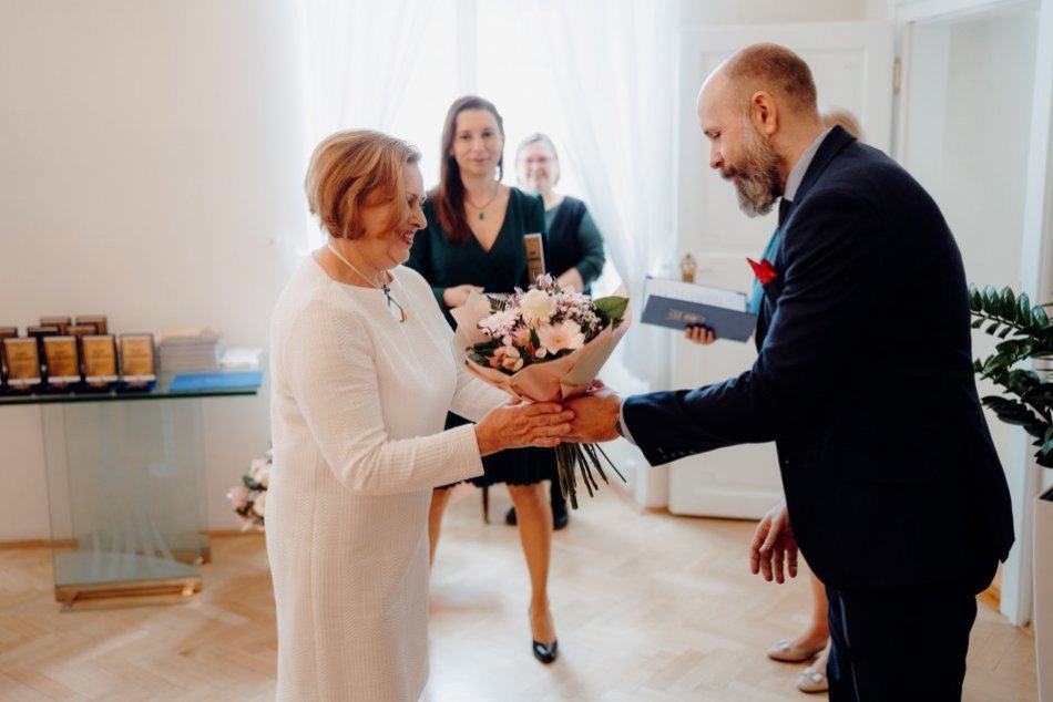 Ilustračný obrázok k článku Uctili si trnavských pedagógov: Plaketu udelili dvanástim učiteľom, FOTO