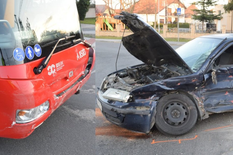 Ilustračný obrázok k článku Auto sa zrazilo s AUTOBUSOM plným cestujúcich: Dvaja ľudia skončili v nemocnici