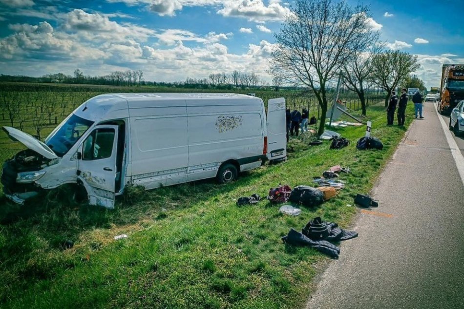 Ilustračný obrázok k článku Šialenú jazdu ukončila až NEHODA: Prevádzači v dodávke viezli 25 MIGRANTOV