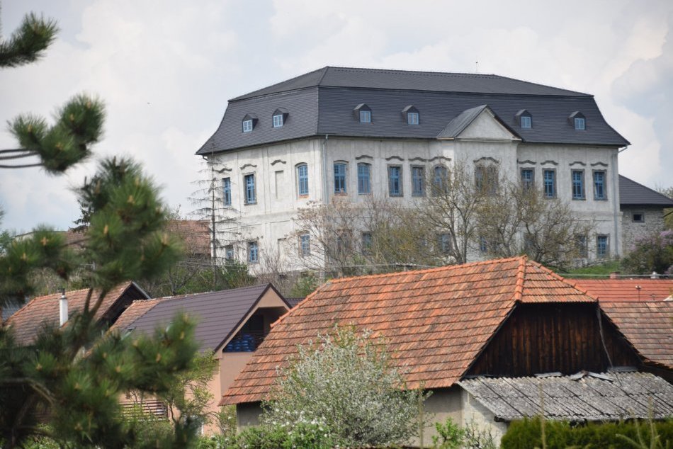 Ilustračný obrázok k článku Rekonštrukciu historického kaštieľa nový majiteľ nedokončil: Za KOĽKO sa predáva?