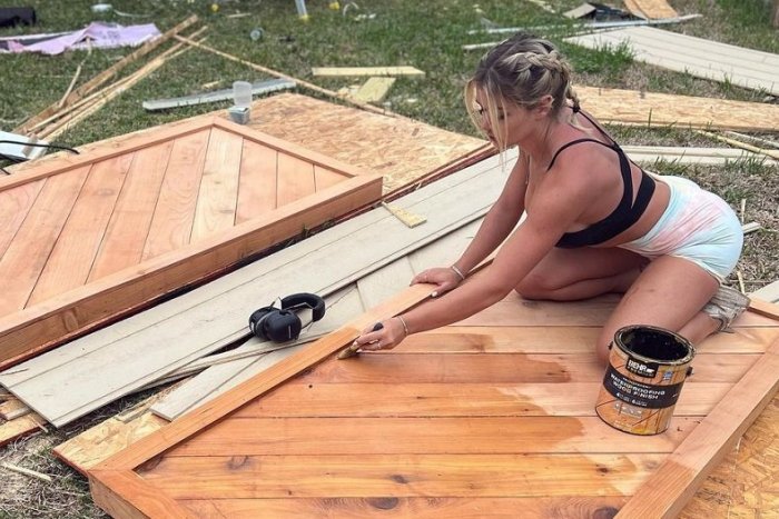 Ilustračný obrázok k článku Stolárka pracuje v PLAVKÁCH: Skúsených majstrov vytáča do nepríčetnosti! Prečo to robí?