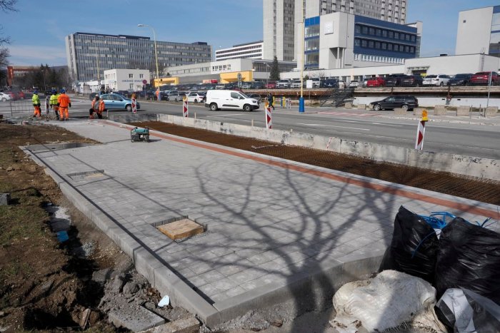 Ilustračný obrázok k článku Zastávku MHD Okresný úrad smerom na Mier pre rekonštrukciu PRESUNÚ