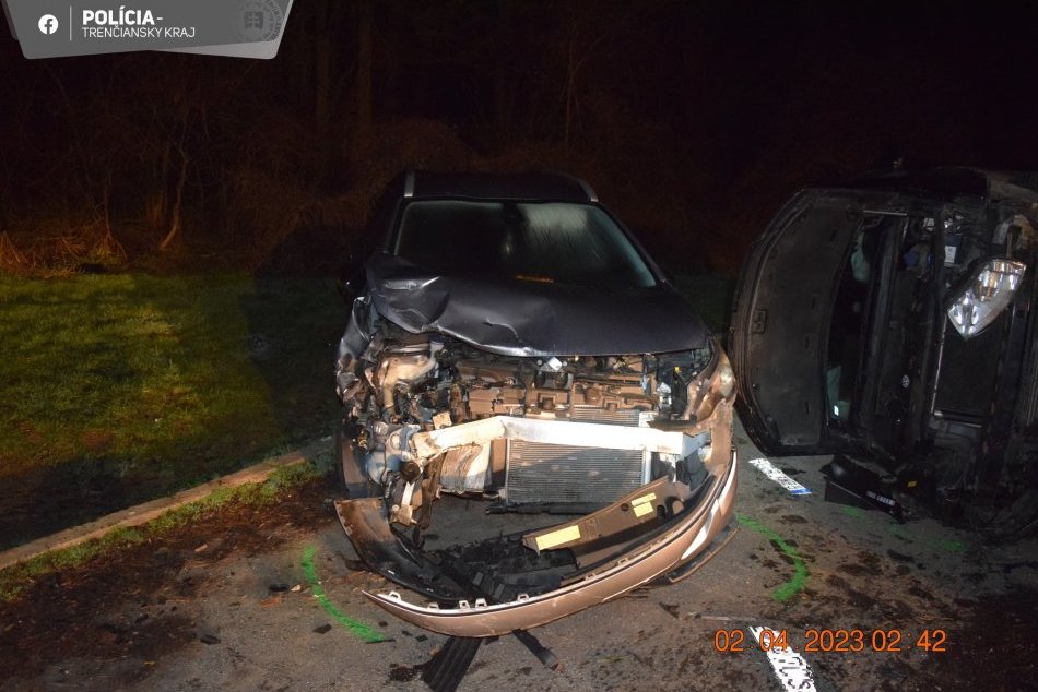 Ilustračný obrázok k článku Päť ZDEMOLOVANÝCH áut na sídlisku: To je vizitka opitého MLADÍKA za volantom! FOTO