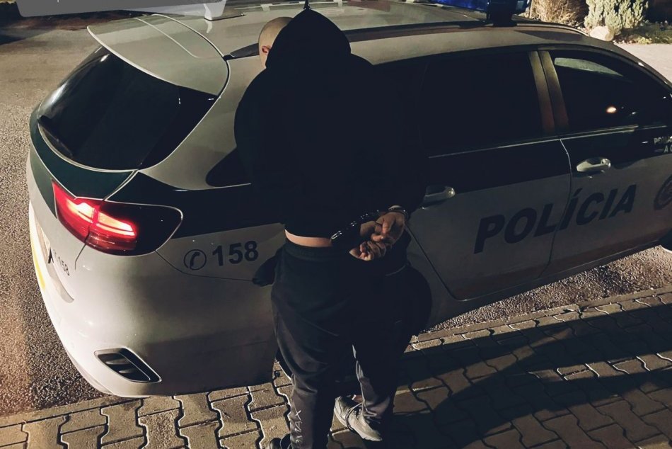 Ilustračný obrázok k článku Najskôr POCHYBIL súd, teraz nastal ZVRAT: Muž, ktorý BODOL dievča, je opäť vo väzbe