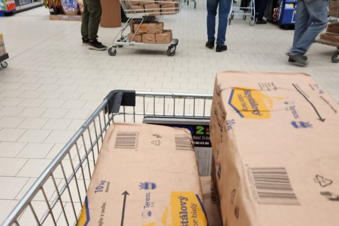 Ilustračný obrázok k článku Apokalypsa v obchodoch: Ľudia sa "bijú" o AKCIOVÝ cukor, nakladajú si plné košíky