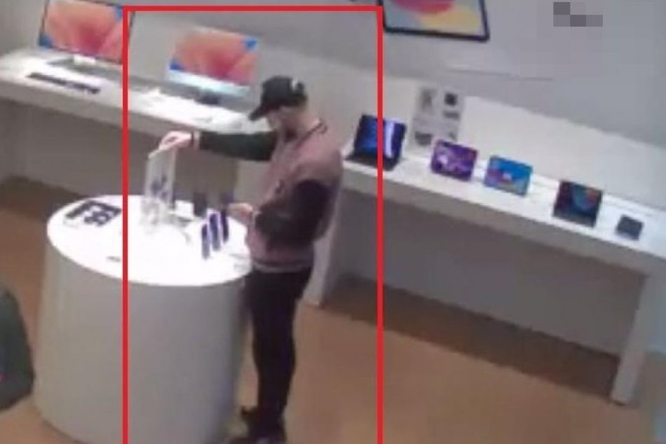 Ilustračný obrázok k článku KRÁDEŽ mobilu z predajne v Trnave: Polícia hľadá DVOCH mužov!