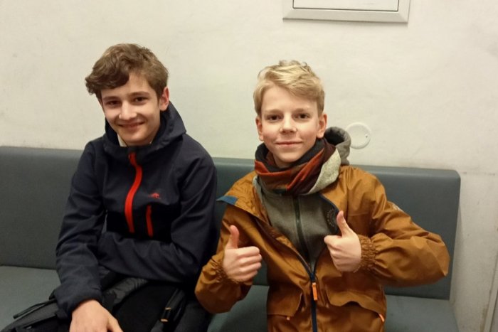 Ilustračný obrázok k článku Tak to má byť! Dvaja chlapci našli batoh s PENIAZMI, mierili s ním rovno na políciu