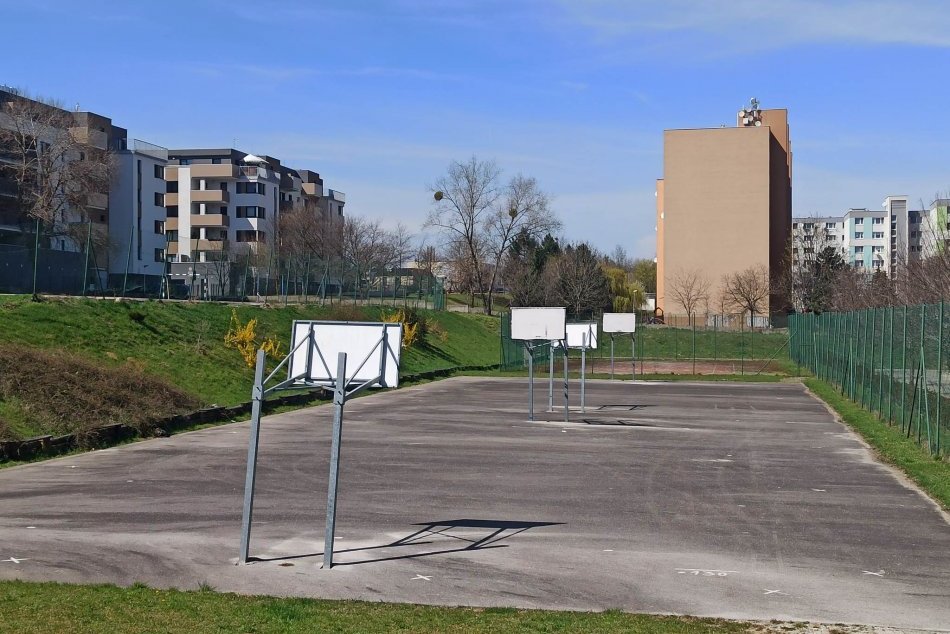 Ilustračný obrázok k článku Areál gymnázia vynovia za trištvrte MILIÓNA: Vybudujú aj nové športoviská