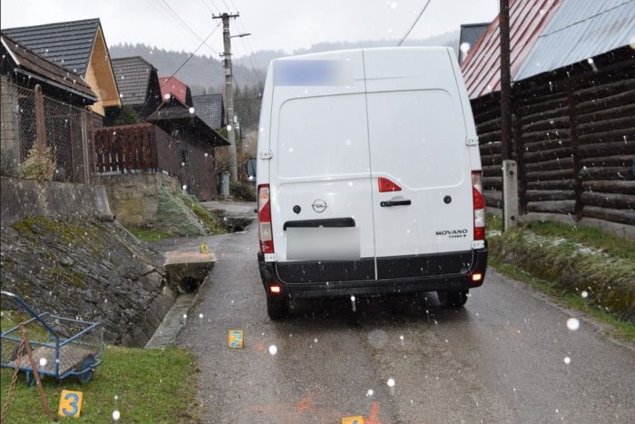 Ilustračný obrázok k článku TRAGICKÉ cúvanie na Orave: Mladý vodič s dodávkou zrazil chodkyňu. Zomrela v nemocnici