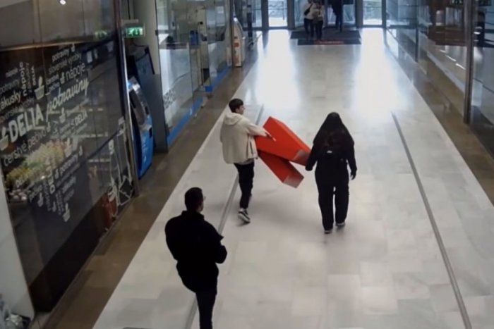 Ilustračný obrázok k článku Poriadne ČUDNÁ krádež: Mladík schmatol písmeno „N“ v nákupnom centre a odišiel! VIDEO