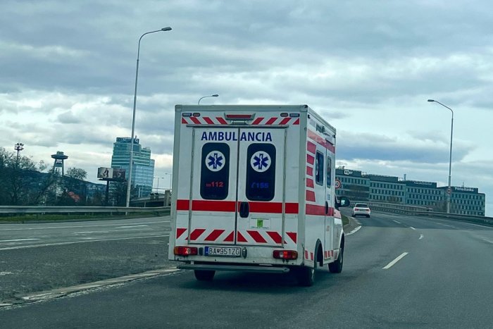 Ilustračný obrázok k článku OPITÝ vodič sanitky má PROBLÉM: Za hazardnú jazdu s pacientom mu hrozia ROKY v base!