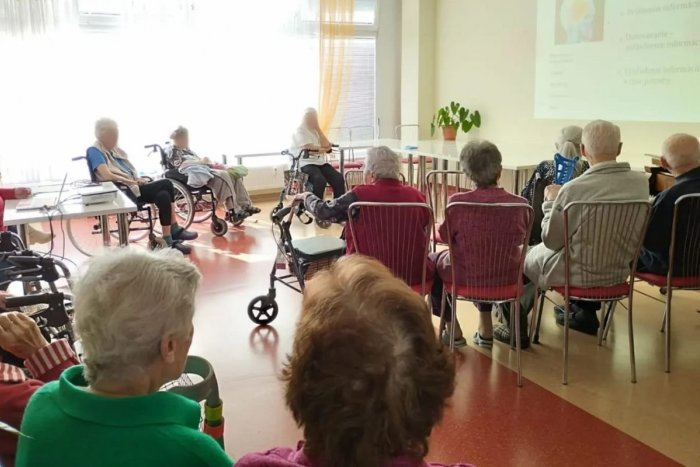 Ilustračný obrázok k článku Máte chuť pomáhať? Zariadenie pre seniorov v Trnave hľadá DOBROVOĽNÍKOV