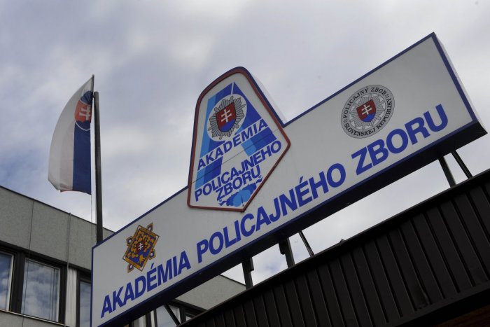Ilustračný obrázok k článku ŠKANDÁL na policajnej akadémii?! Rektor sa údajne NEVHODNE dotýkal študentky a... OTRAS!