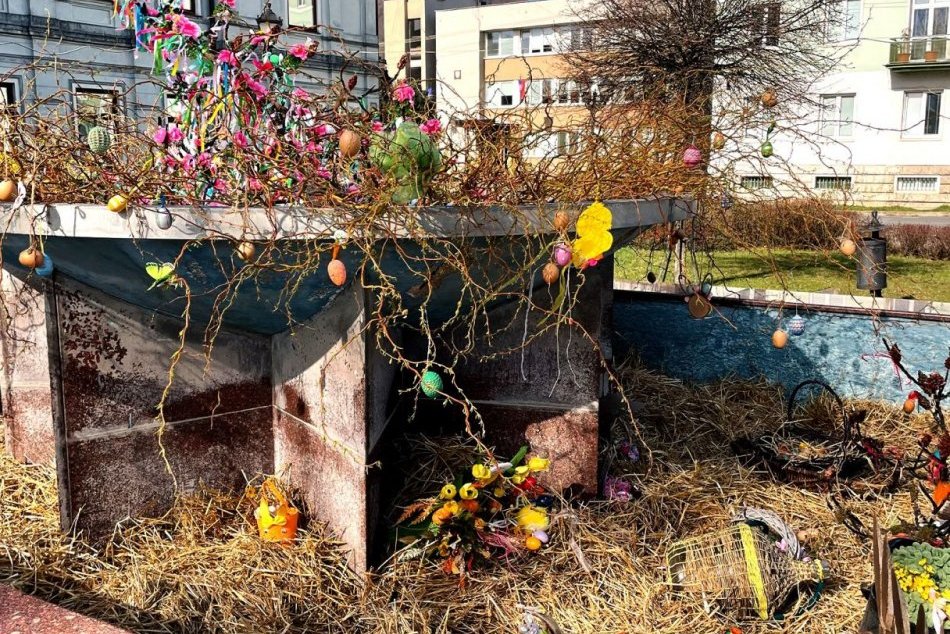 Ilustračný obrázok k článku Veľkonočná KRÁSA alebo KATASTROFA? Výzdoba mesta čelí tvrdej KRITIKE, FOTO