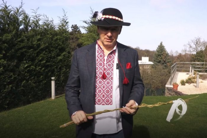 Ilustračný obrázok k článku Netradičné VIDEO Kollára: Chlapi, korbáče máte? Ja mám problém so svojím...Dostanem po VAJCI?