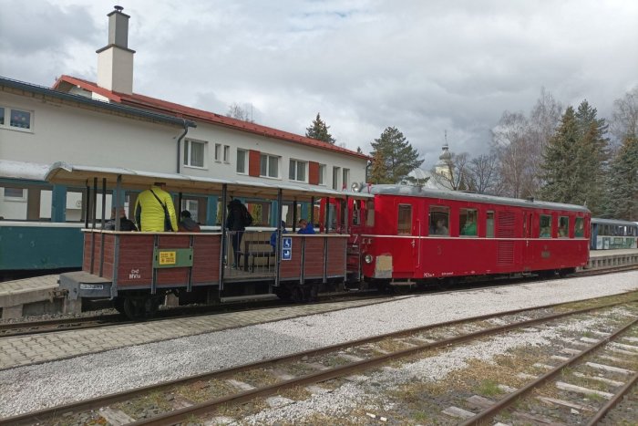 Ilustračný obrázok k článku Čiernohronská železnica OŽILA: Mikulášske jazdy pritiahli STOVKY návštevníkov