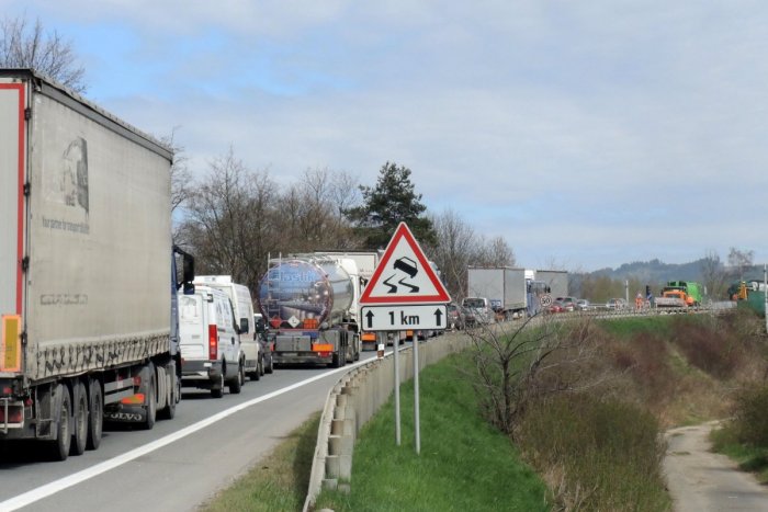 Ilustračný obrázok k článku Vodiči, pozor: Na viacerých úsekoch ciest vznikajú KOLÓNY, TU všade sa zdržíte!