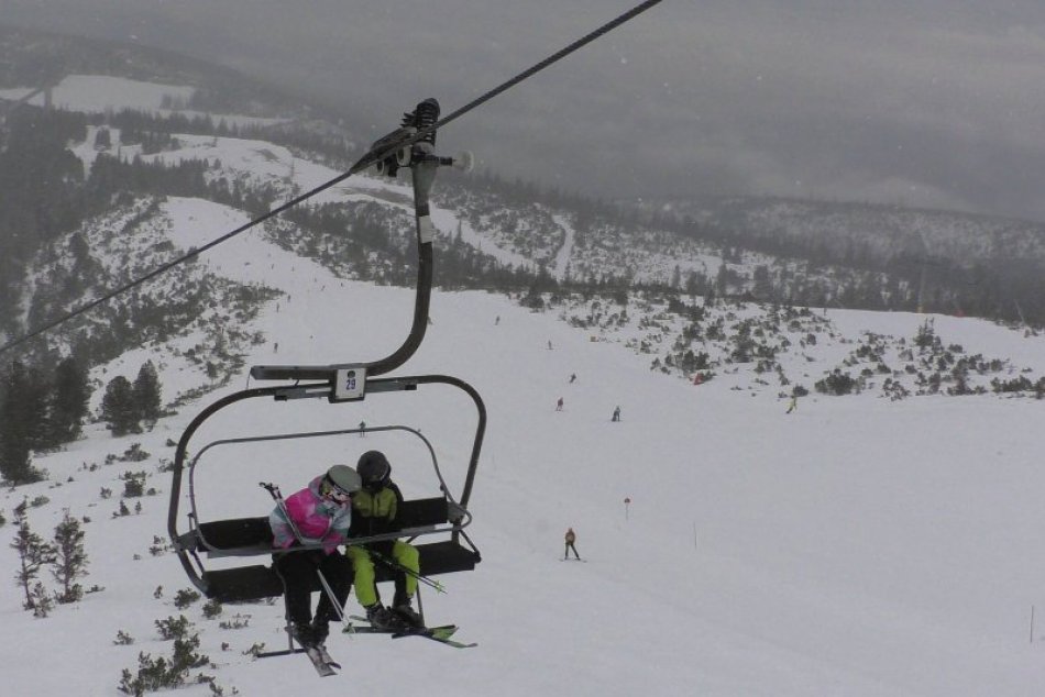 Ilustračný obrázok k článku Žiadne ŠIBI RYBY, ale hor sa na lyže: Na Štrbskom Plese sa stále dá lyžovať! FOTO