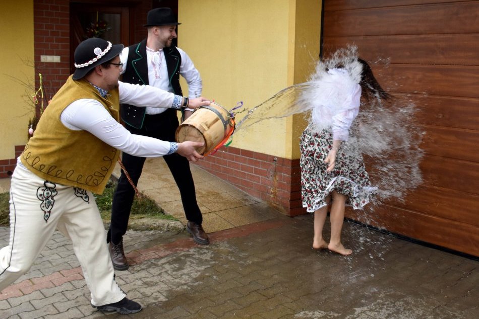 Ilustračný obrázok k článku Šibači na Orave chcú zachovať TRADÍCIE: Pozrite, ako sa Erike UŠLO vedro plné vody, FOTO