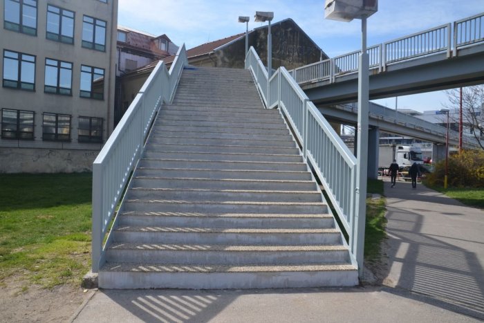 Ilustračný obrázok k článku Mesiace čakania sa skončili: Mesto vynovilo schodisko pri železničnej stanici