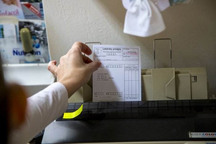 Ilustračný obrázok k článku Krok DOZADU: Pre CHYBU v novele zákona vám niektoré lieky NEPREDPÍŠU elektronicky!