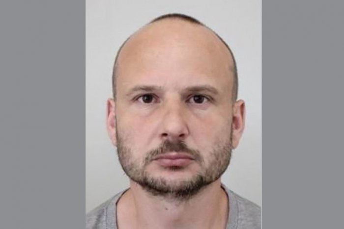 Ilustračný obrázok k článku Môže byť aj na Slovensku! Polícii uniká po dvojnásobnej vražde NEBEZPEČNÝ a OZBROJENÝ muž