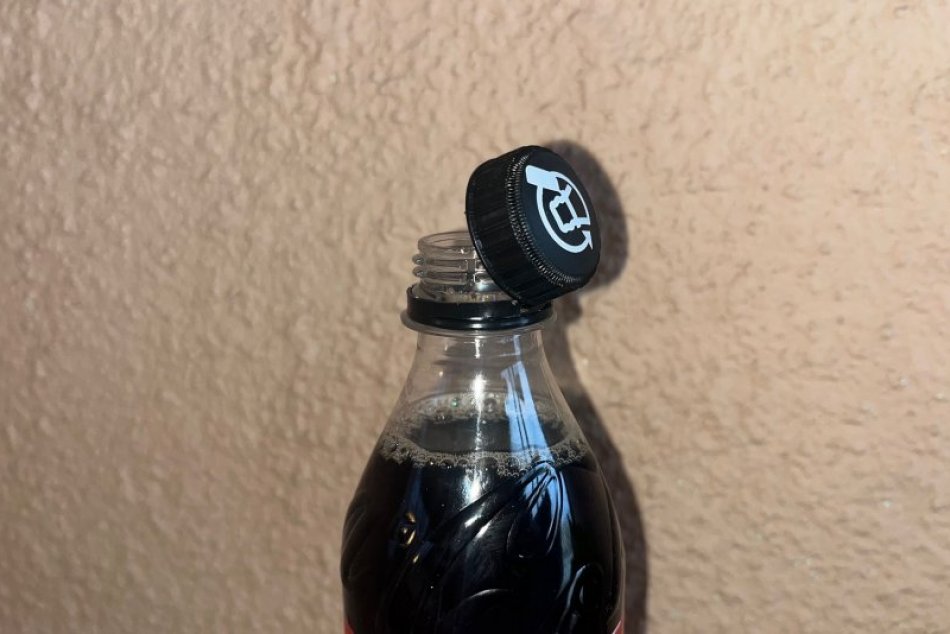 Ilustračný obrázok k článku Nepopulárna NOVINKA už aj na Slovensku: Na pultoch sú fľaše s upraveným eko vrchnákom